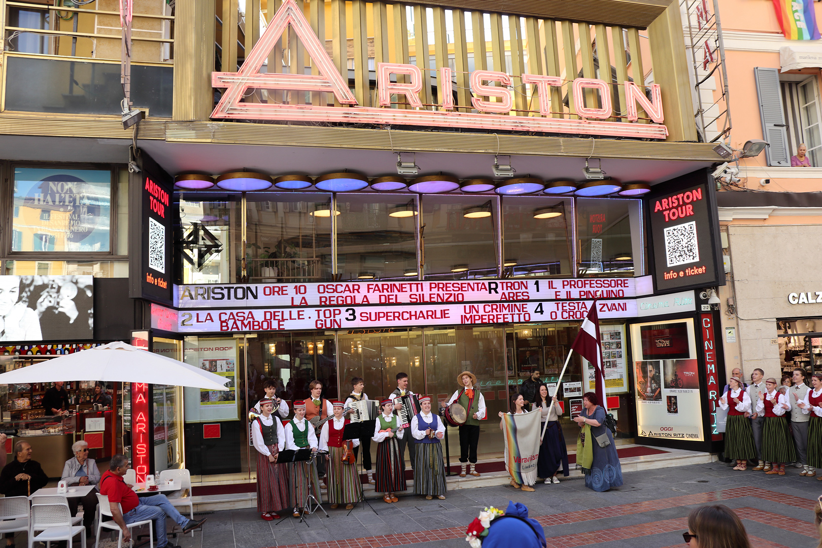 Хор 'София' пя на
Лазурния бряг